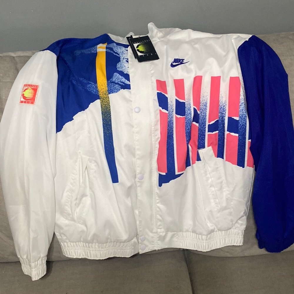Nike mens windbreaker jacket. Large